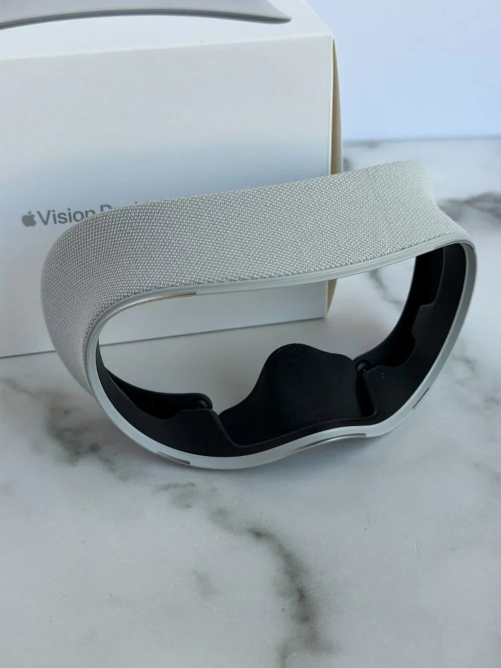 Apple Vision Pro Light Seal 25W with W Cushion & Original Box NEW